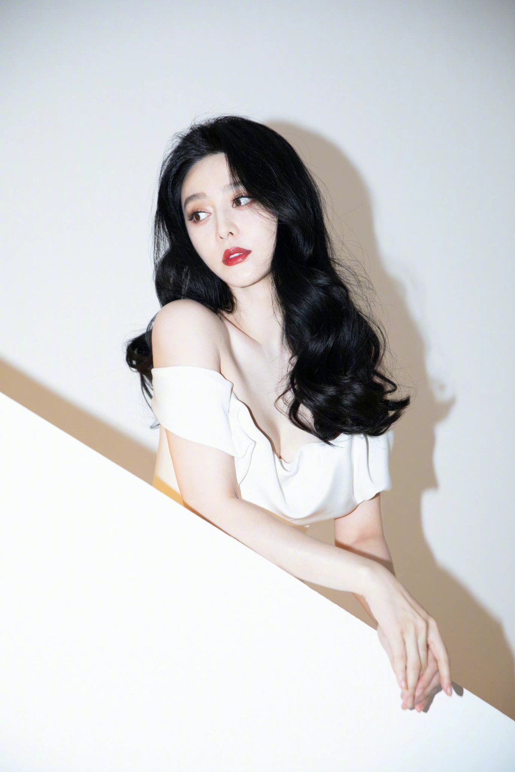 之後在微博貼出多張身穿禮服的照片，大露事業線，狀態仲fit過以前。